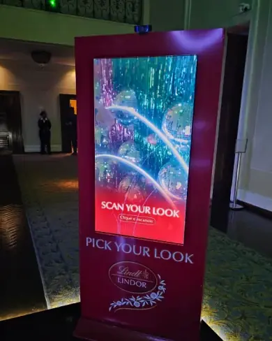 Totem Lindt que escaneia o look no Baile da Vogue