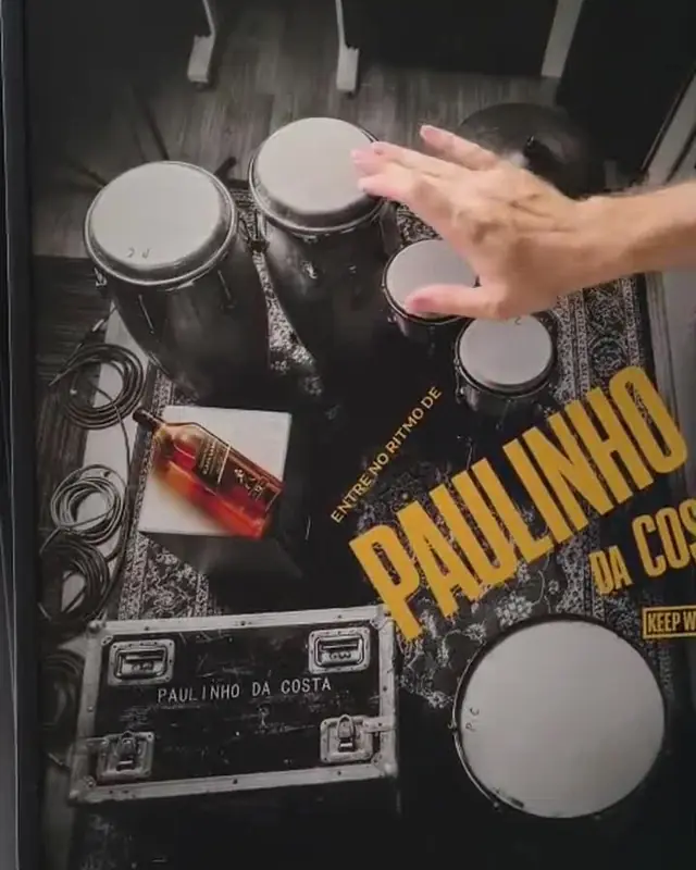 Pôster da Johnnie Walker com instrumentos impressos que tocam ao toque