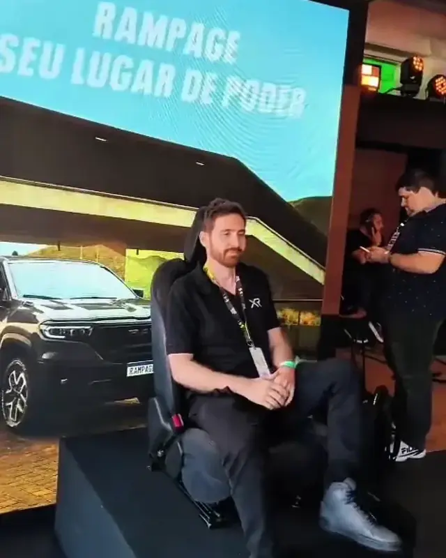 Participante no banco da RAM Rampage diante do painel de LED