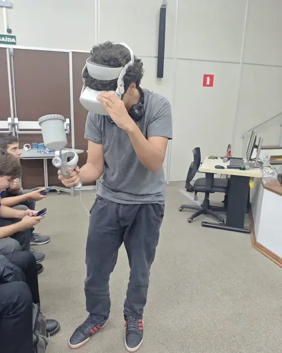 Demonstração de pintura automotiva com óculos VR e pistola física