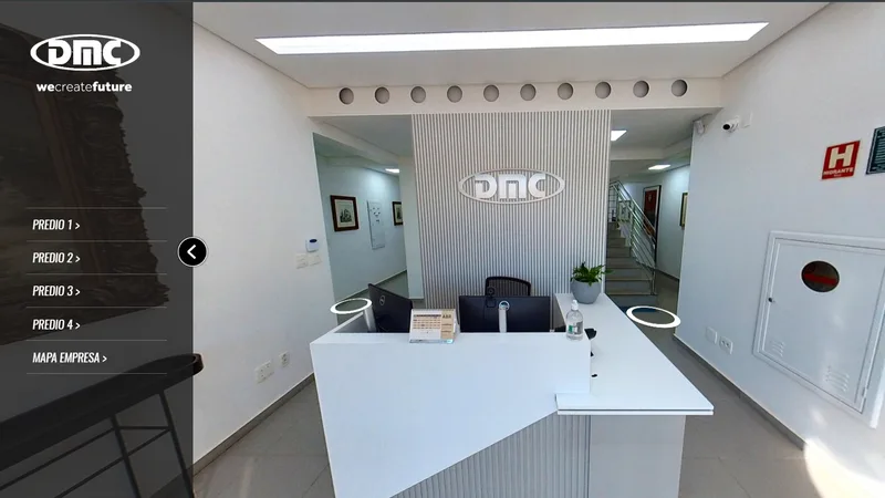 Recepção da DMC Medical no tour virtual 360°, com menu lateral para os quatro prédios e o mapa da empresa.