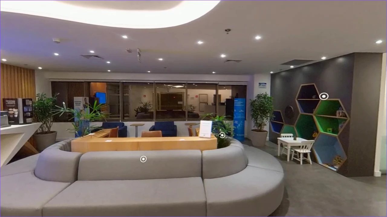 Cena do tour virtual 360° da clínica Careplus, com sofá, recepção e pontos interativos sobre o ambiente.