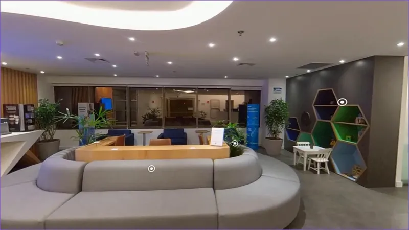 Recepção da clínica Careplus no tour virtual, com pontos interativos.