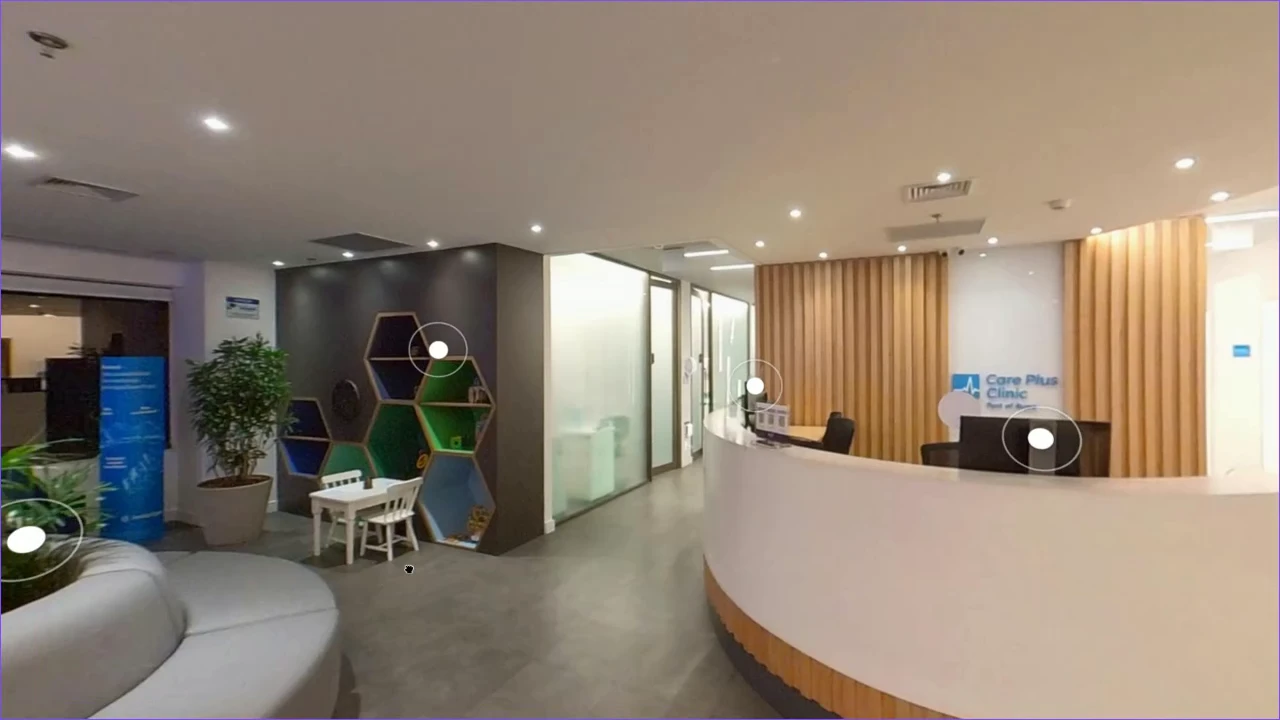 Balcão de recepção e circulação da clínica Careplus