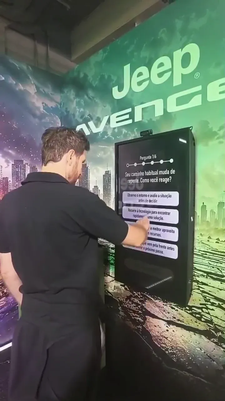Participant answering the quiz on the Jeep Avenger kiosk