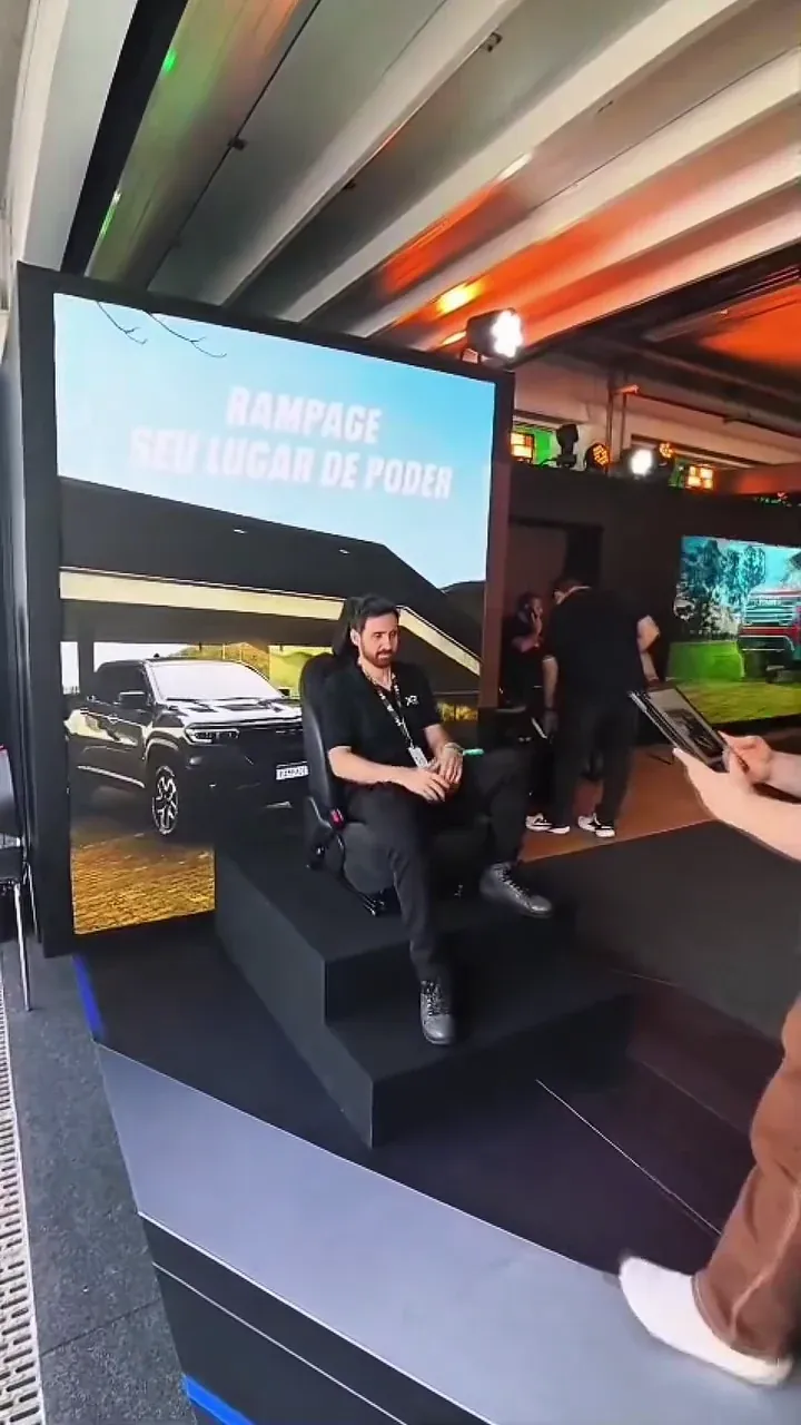Participante sentado no banco da Rampage durante o registro da foto