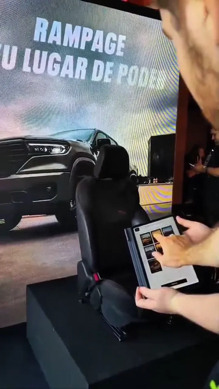 Tablet usado para escolher o cenário junto ao banco da Rampage